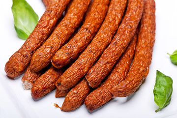 Kiełbaski na białym tle