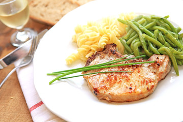 Schweinekotelett mit Beilage
