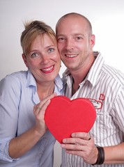 Mann und Frau mit rotem Herz