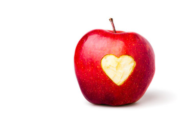 Fototapeta na wymiar Czerwone jabłko z symbolem serca