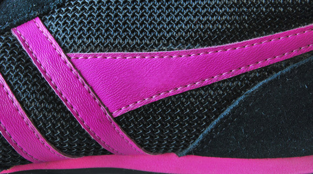 Detail eines Turnschuhs in pink und schwarz