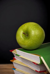 board, books, apple ack to school concept