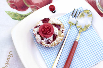 Muffin mit Marzipan Rose