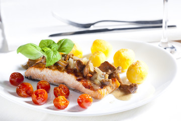 grilled salmon with mushrooms and cherry tomatoes