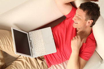 Mann arbeitet zu Hause
