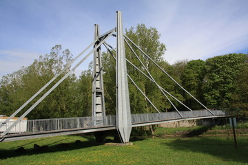 Pont métallique piéton, suspendu, beau et grand, verdun 2013