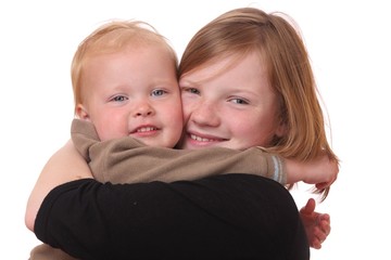 Zwei Kinder umarmen sich