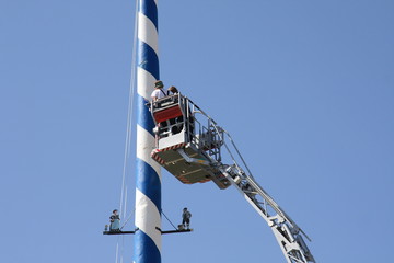 Arbeiten am Maibaum - Working at the maypole