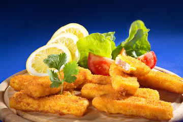 Fischstäbchen angerichtet mit Salat und Zitrone Poster Nahaufnahme