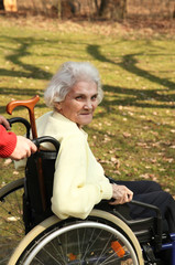 Rentnerin im Rollstuhl