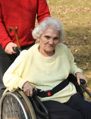 Rentnerin im Rollstuhl