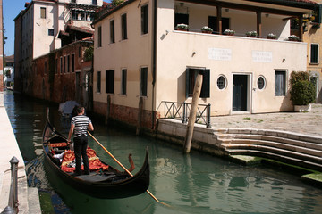 Fototapeta na wymiar Venezia gondola sul canale