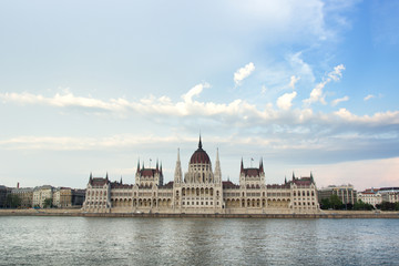 Fototapeta na wymiar budapest parliament with blue sky