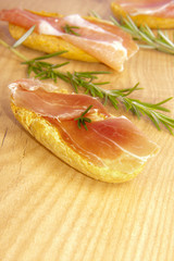 tapas de jamón serrano, platos tipicos españoles