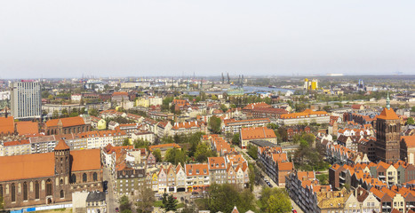 Fototapeta na wymiar Gdańsk, skyline z starego miasta i stoczni statku