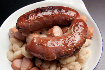 Salsicce, wurstel e fagioli