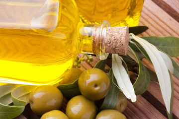 aceitunas verdes con aceite y hojas