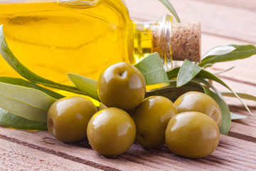 aceitunas verdes con aceite y hojas