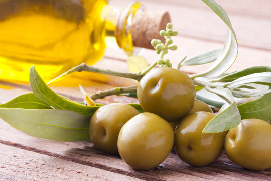 aceitunas verdes con aceite y hojas