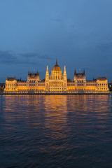 Fototapeta premium budapest parliament in lights