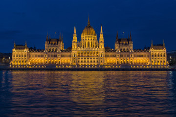 Fototapeta premium budapest parliament night close-up