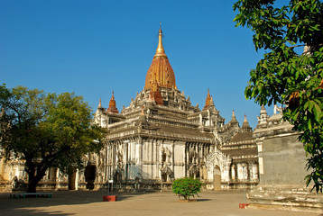Fototapeta na wymiar Burmese temple