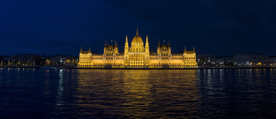 Fototapeta na wymiar budapest parliament night panorama