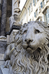 Statua di  leone davanti alla Cattedrale di S. Lorenzo a Genova