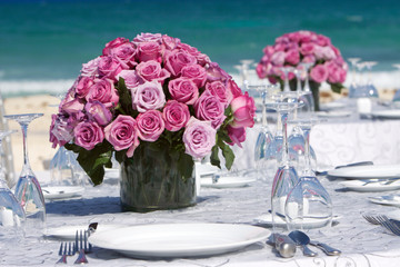 Bouquet di rose su tavolo per matrimonio
