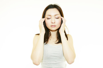 Fototapeta na wymiar 頭痛を訴える女性