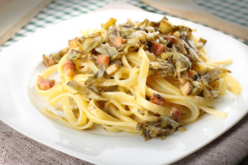 Pasta carbonara with artichokes