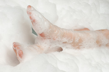 泡風呂に入る女性