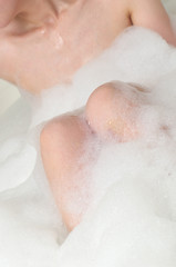 泡風呂に入る女性