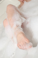 泡風呂に入る女性