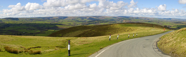 Fototapeta na wymiar Panoramiczny widok na wzgórza walijskie wąskich dróg.