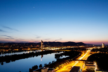 Fototapeta na wymiar Wiedeń na Dunaju, strzelanie wieczór