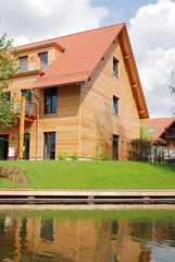 Haus mit ökologischer Holzfassade auf Wassergrundstück