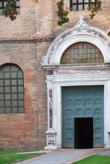 Fototapeta na wymiar Włochy Rawenna bazylika św Vitale wejście główne