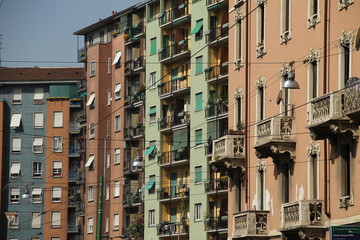 Bloque de apartmentos en un barrio de Milán, Italia
