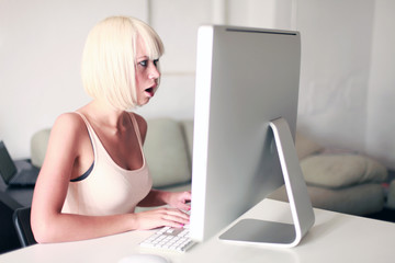 junge Frau online am Schreibtisch