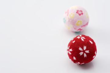 白背景に複数の鞠