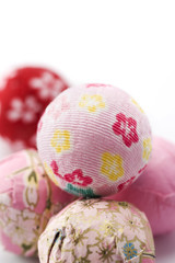 白背景に複数の鞠