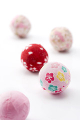 白背景に複数の鞠