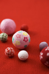 赤色の布の背景に複数の鞠