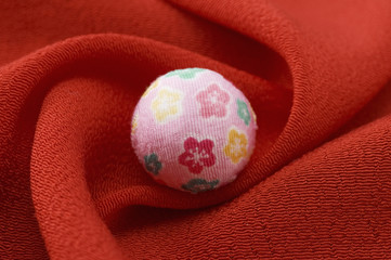 赤色の布の背景に鞠