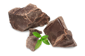 Bloc de chocolat noir et feuille de menthe