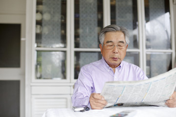 新聞を読むシニア