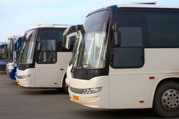 Fototapeta na wymiar autobusów turystycznych na parkingu
