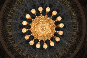 Kronleuchter & Kuppel in der Sultan-Qabus-Moschee, Muscat, Oman