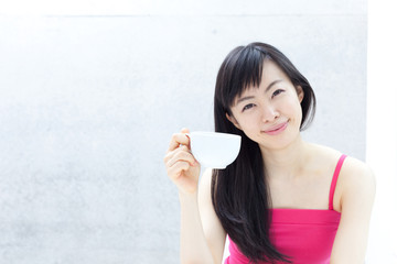 コーヒーを飲む女性